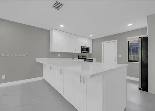 Property at 303 NW 7th St, Hallandale Beach, FL, 33009, 2 beds, 1 bath, [object Object]