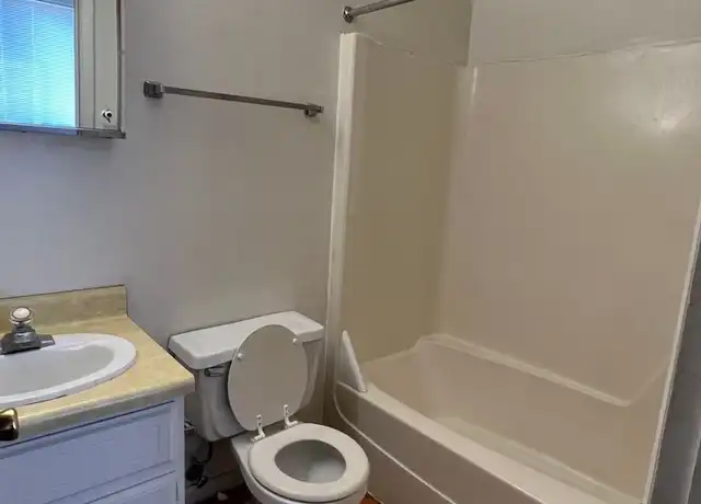 Property at 707 Oakcrest St Unit 719-4, Iowa City, IA, 52246, 1 bed, 1 bath, [object Object]