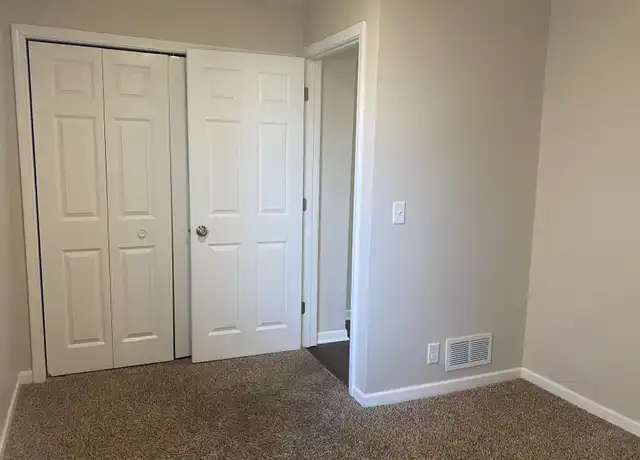 Property at 981 Jessamine Ave E Unit 1, St Paul, MN, 55106, 2 beds, 1 bath, [object Object]