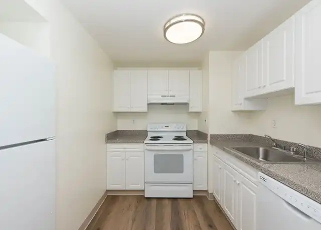 Property at Lakewood Apartments - 1199 Whitney Ave, Hamden, CT, 06517, 0-1 beds, 1 bath, [object Object]