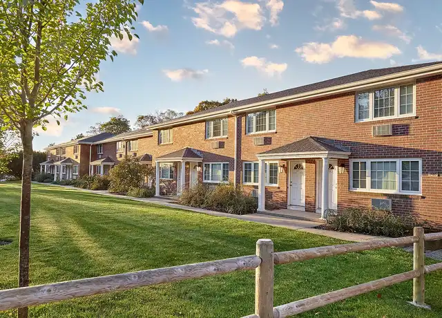Property at Farmington Court Apartments - 1495 Farmington Ave, Farmington, CT, 06032, 2 beds, 1 bath, [object Object]