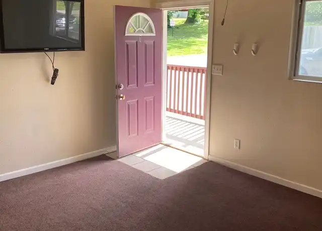 Property at 319 E Mill St, Carbondale, IL, 62901, 1 bed, 1 bath, [object Object]