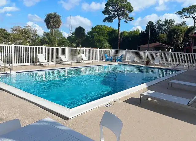 Property at Cypress Place Apartments - 825 Cypress St, Tarpon Springs, FL, 34689, 1-2 bed, 1 bath, [object Object]