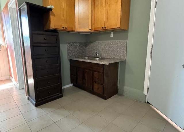 Photo of 1813 E Ezmirlian St, Compton, CA 90221