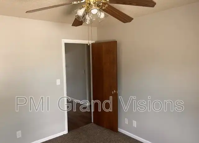 Property at 16 W Buchanan Ave Unit 3, Charleston, IL, 61920, 3 beds, 1 bath, [object Object]