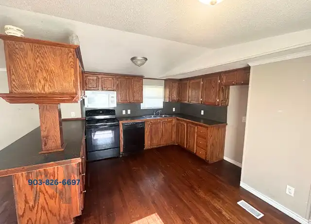 Property at 131 Davis St, Hooks, TX, 75561, 3 beds, 2 baths, [object Object]
