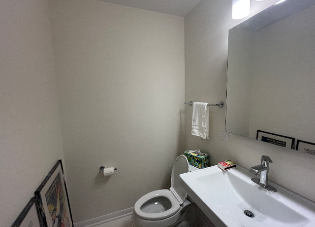 Photo of 1990 Sheridan Rd, Highland Park, IL 60035