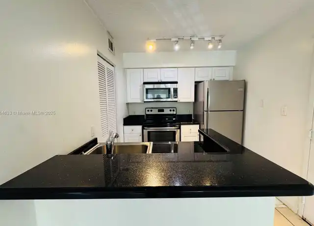Property at 630 S Park Rd Unit 29-3, Hollywood, FL, 33021, 1 bed, 1 bath, [object Object]