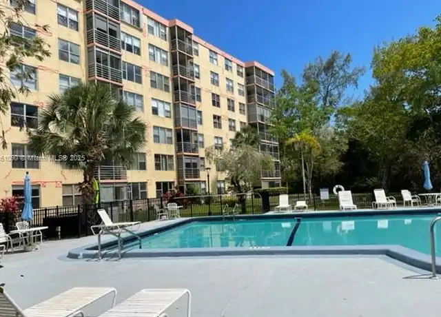 Property at 17890 W Dixie Hwy #219, North Miami Beach, FL, 33160, 1 bed, 1.5 baths, [object Object]