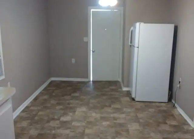 Property at 2809 Pearl Ave, Groves, TX, 77619, 1 bed, 1 bath, [object Object]