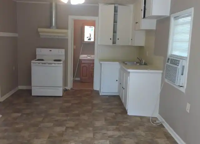 Property at 2809 Pearl Ave, Groves, TX, 77619, 1 bed, 1 bath, [object Object]