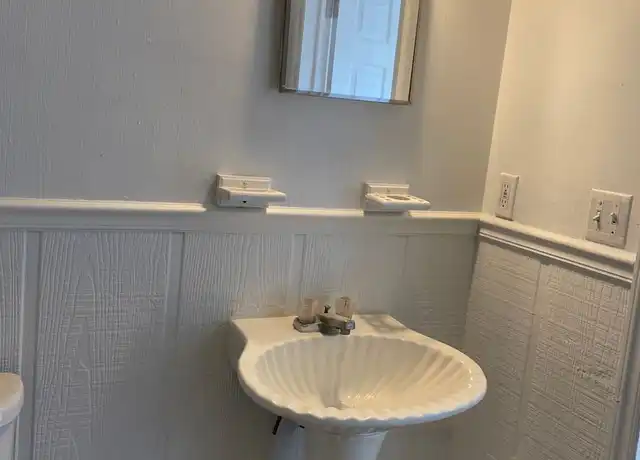 Property at 1009 Lynn St Apt B, Parkersburg, WV, 26101, 3 beds, 1 bath, [object Object]