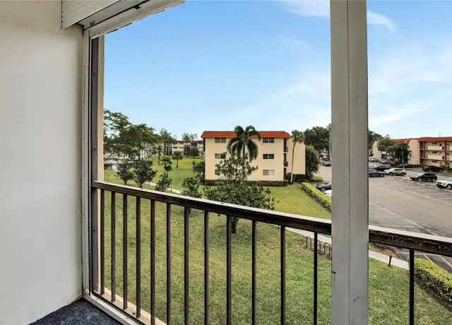 Property at 9720 S Hollybrook Lake Dr #301, Pembroke Pines, FL, 33025, 2 beds, 2 baths, [object Object]