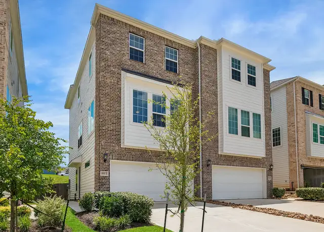 Photo of 9913 Crescent Cove Dr, Montgomery, TX 77356