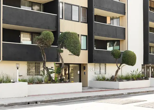Photo of 724 N West Knoll Dr, West Hollywood, CA 90069