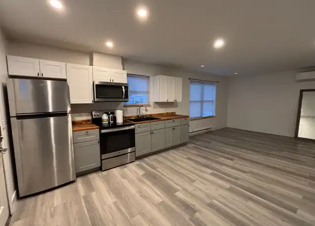 Property at 107 Center St Unit 1, Bangor, ME, 04401, 2 beds, 1 bath, [object Object]