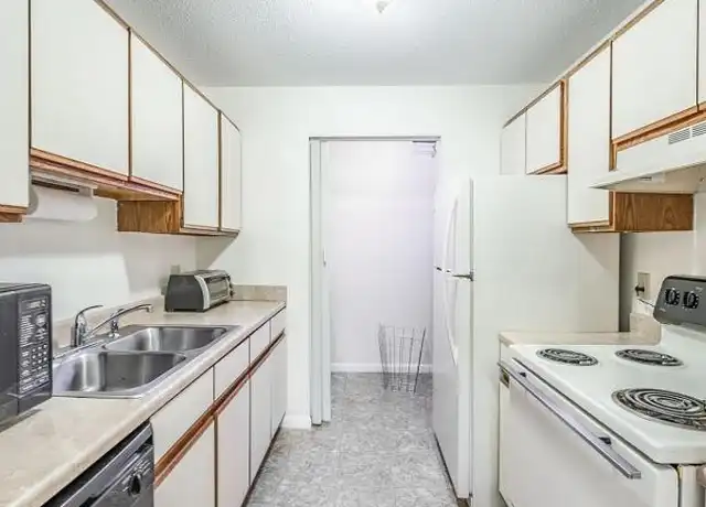 Property at 682 Ohio St, Bangor, ME, 04401, 2 beds, 1 bath, [object Object]