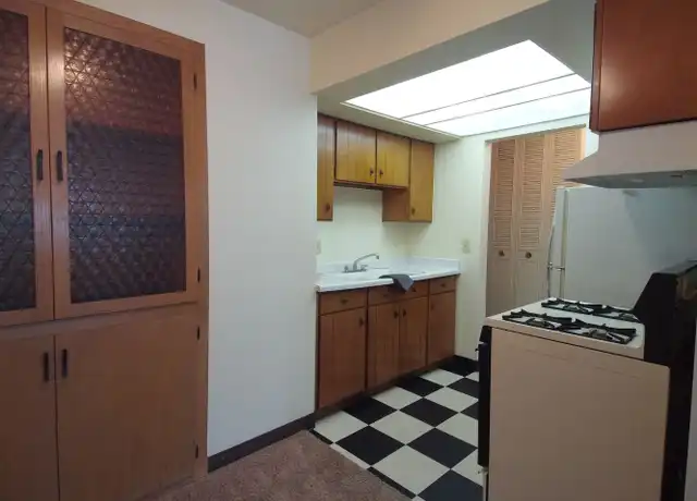 Property at 2580 N Oakland Ave Unit 307, Milwaukee, WI, 53211, 1 bed, 1 bath, [object Object]