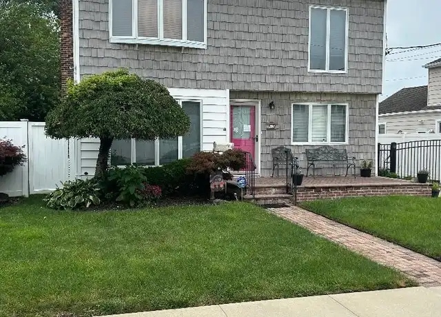 Property at 15 N Crescent Dr Unit 2, Farmingdale, NY, 11735, 2 beds, 1 bath, [object Object]