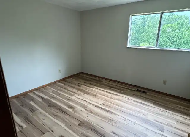Property at 2218 W Reservoir Blvd, Peoria, IL, 61615, 2 beds, 1 bath, [object Object]