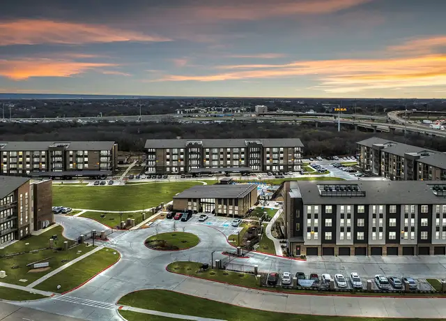 Photo of 1661 S Forum Dr, Grand Prairie, TX 75052