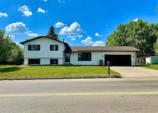 Property at 210 16th Ave SE, Minot, ND, 58701, 4 beds, 2.5 baths, [object Object]