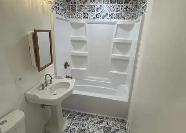 Property at 8144 S Brandon Ave Unit 2, Chicago, IL, 60617, 2 beds, 1 bath, [object Object]