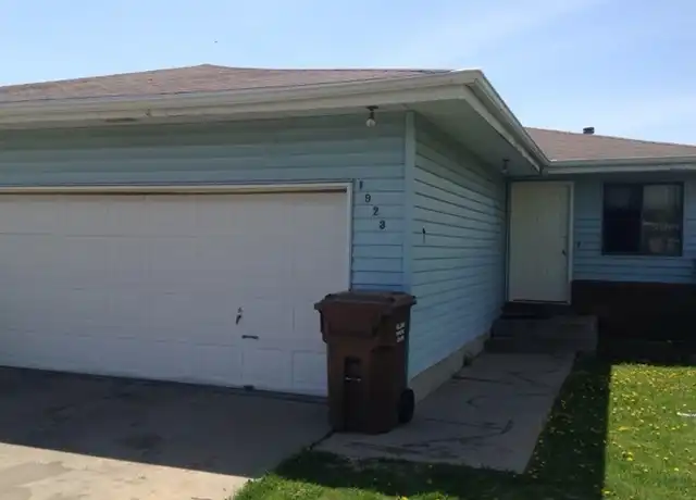Property at 1923 Groveland St, Lincoln, NE, 68521, 4 beds, 2 baths, [object Object]