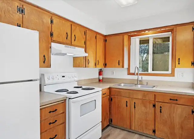 Property at Cedar Court Apartments - 760 SE Cedar St, Hillsboro, OR, 97123, 3 beds, 1 bath, [object Object]