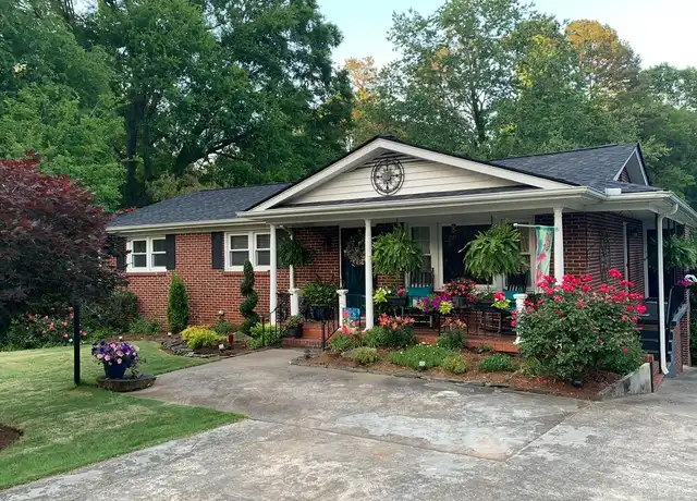 Property at 705 S E St, Easley, SC, 29640, 4 beds, 2 baths, [object Object]