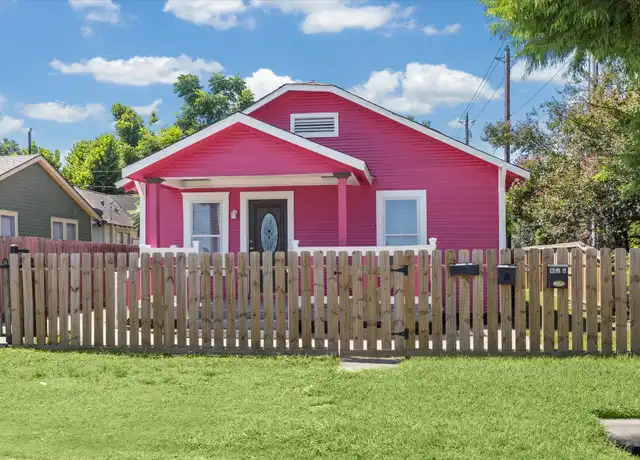 Property at 402 E 29th St, Houston, TX, 77008, 3 beds, 2 baths, [object Object]