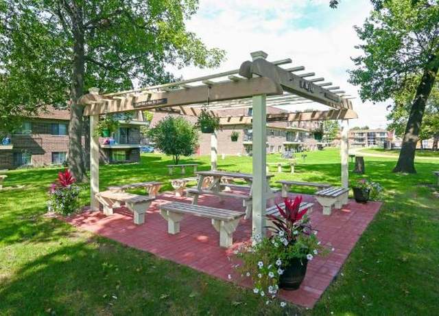 Photo of 1200 Kings Cir, West Chicago, IL 60185