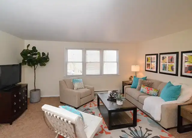 Property at 47 Briarwood Ln, Branford, CT, 06405, 1-2 bed, 1 bath, [object Object]