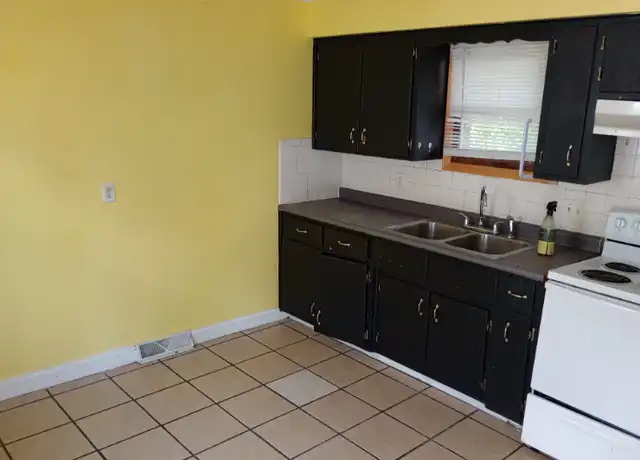 Property at 613 N 3rd St Unit A, Aberdeen, SD, 57401, 2 beds, 1 bath, [object Object]