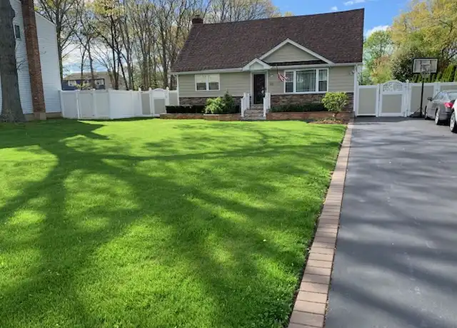Property at 122 Erlanger Blvd, North Babylon, NY, 11703, 6 beds, 3 baths, [object Object]