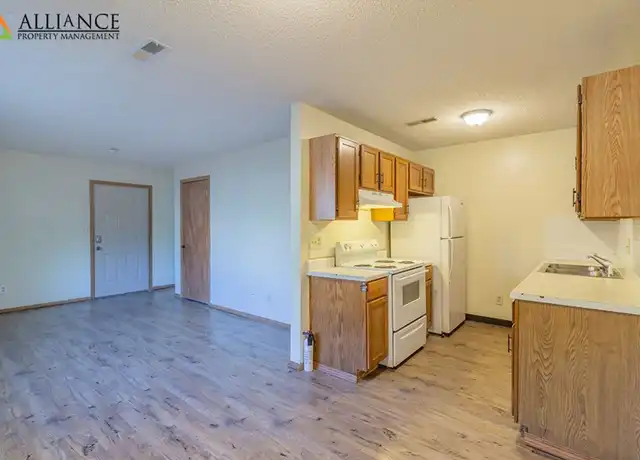 Property at 913 Bluemont Ave Unit 04, Manhattan, KS, 66502, 3 beds, 1.5 baths, [object Object]