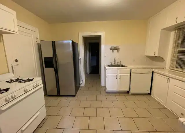 Property at 1425 N Church St Unit 1427-2, Rockford, IL, 61103, 1 bed, 1 bath, [object Object]