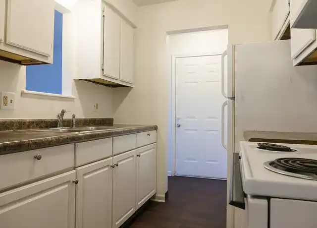 Property at Cavanaugh Flatz - 911 W Cavanaugh Rd, Lansing, MI, 48910, 2 beds, 1 bath, [object Object]