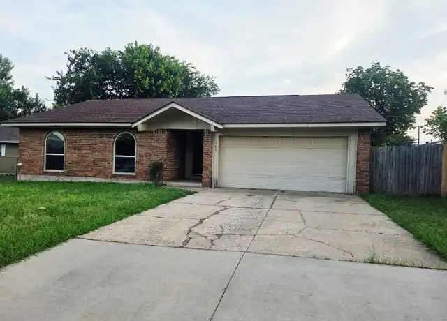 Property at 105 SW 16th St, Moore, OK, 73160, 3 beds, 2 baths, [object Object]