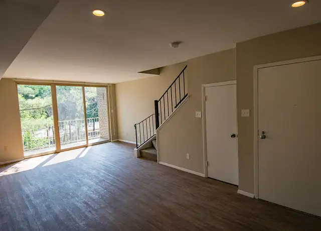 Photo of 325 N Summit Ave, Gaithersburg, MD 20877
