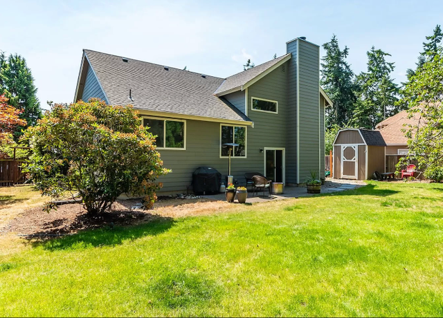 Photo of 1400 SW Islander Ln, Oak Harbor, WA 98277
