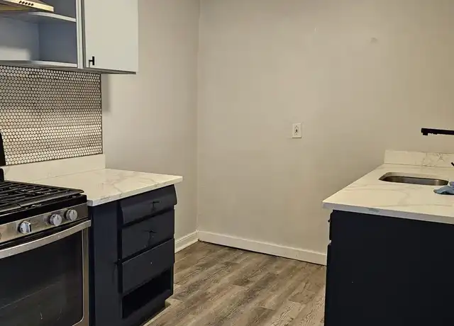 Property at 47 1/2 Putnam St, Hartford, CT, 06106, 3 beds, 1.5 baths, [object Object]