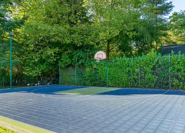 Photo of 13808 NE 12th St, Bellevue, WA 98005
