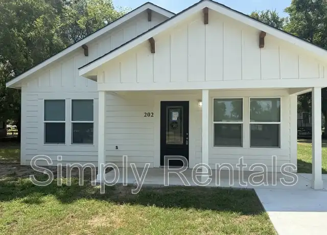 Property at 202 Martin Luther King Jr Dr, Sulphur Springs, TX, 75482, 3 beds, 2 baths, [object Object]