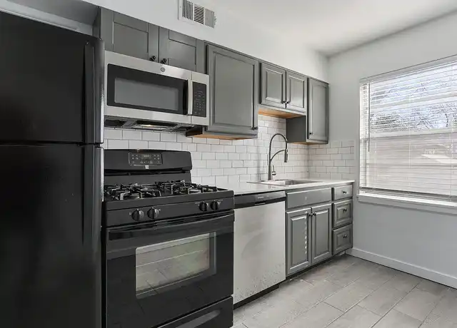 Property at Roanoke Apartments - 4130 Roanoke Rd, Kansas City, MO, 64111, 1 bed, 1 bath, [object Object]