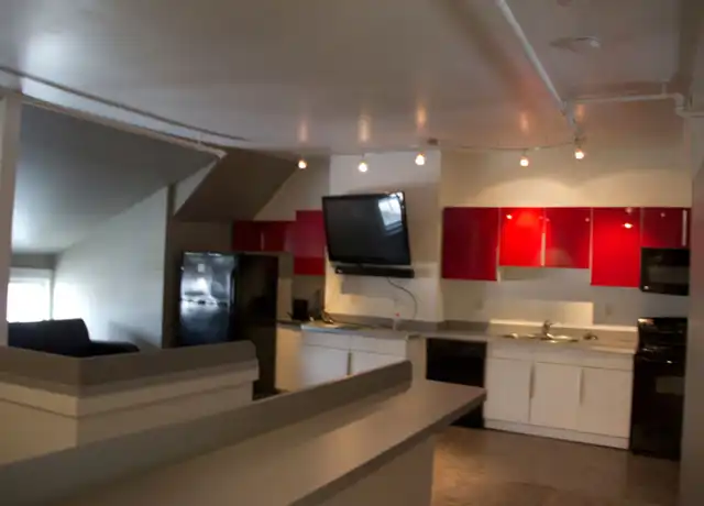 Property at 1022 University Ave SE Unit 13-2, Minneapolis, MN, 55414, 4 beds, 2 baths, [object Object]