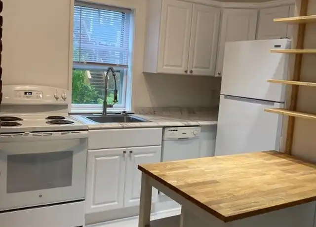 Property at 15 Clinton Ave Unit 2, Newport, RI, 02840, 2 beds, 1 bath, [object Object]