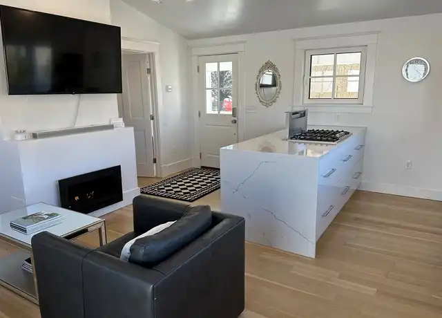 Property at 76 Memorial Blvd, Newport, RI, 02840, 1 bed, 1 bath, [object Object]