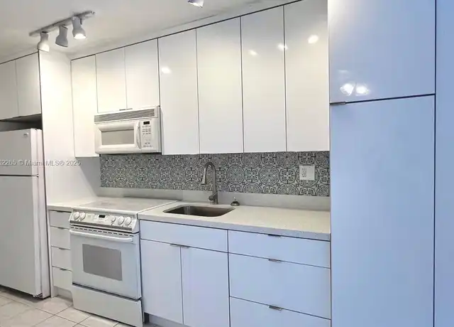 Property at 818 Meridian Ave #8, Miami Beach, FL, 33139, 1 bed, 1 bath, [object Object]