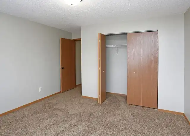 Property at Cleveland Heights Apartments - 221 N Cleveland Ave, Sioux Falls, SD, 57103, 1-3 bed, 1-1.5 bath, [object Object]
